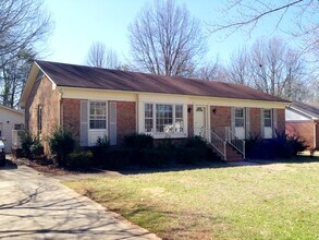 Building Photo - 4811 Ferncrest Dr