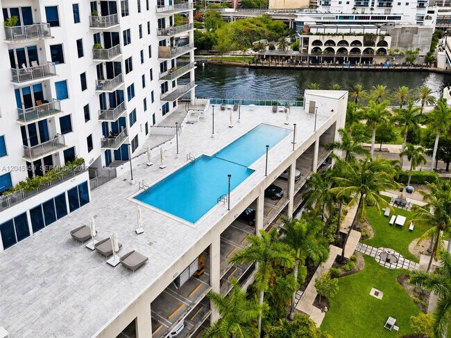 Foto del edificio - 10 SW South River Dr