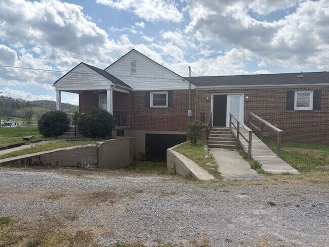 Foto del edificio - Auburntown TN - 1700 SF, 3BR/2BA, Full Basement, 2 Car Garage, 1 Acre