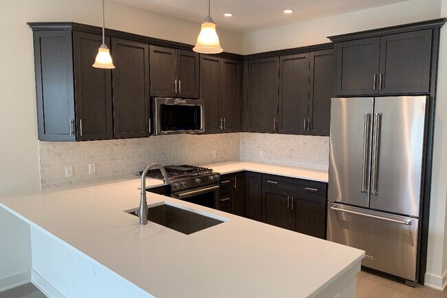 Amplio gabinetes de cocina y espacio de encimera - 575 S Goddard Blvd