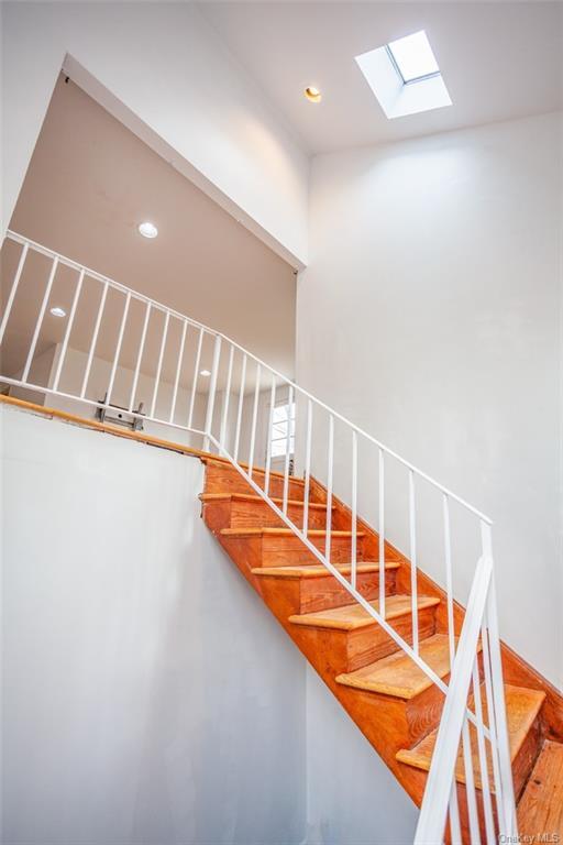 Building Photo - 3244 Lexington Ave