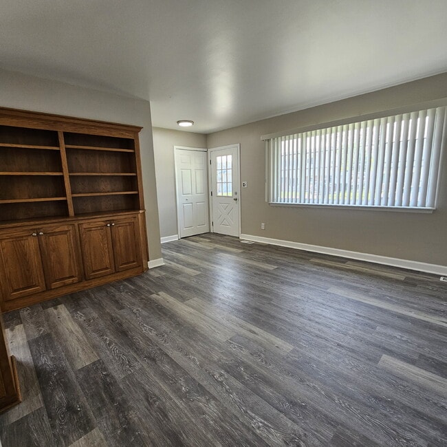 Building Photo - Updated 2 Bedroom Ranch with Open Living Room that Flows Through Kitchen, Dining Area to Great Ro...