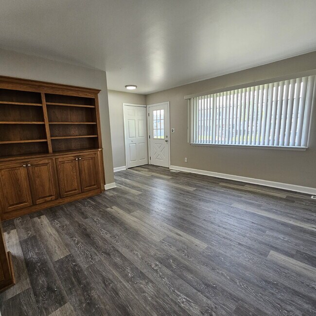 Foto del edificio - Updated 2 Bedroom Ranch with Open Living Room that Flows Through Kitchen, Dining Area to Great Ro...