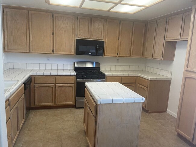 Foto del edificio - 3 Bedroom 3 Bath Home in West Natomas