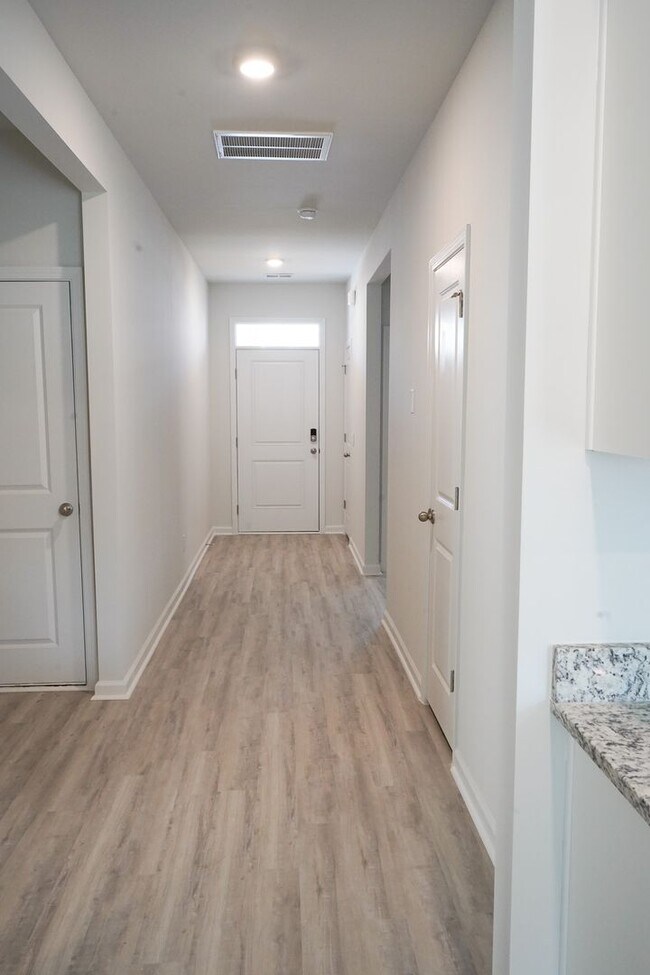 Foto del edificio - Available Soon!