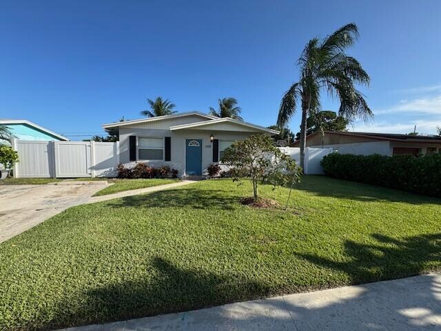 Building Photo - 608 SW 8th Ct