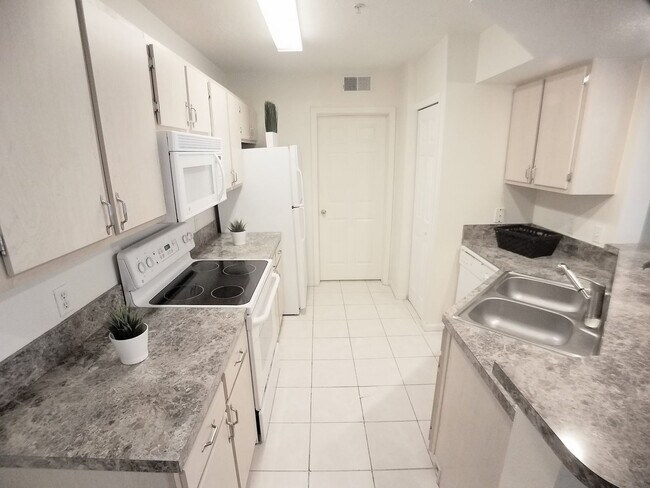 Building Photo - Beautiful 1/1 Condo x Rent @ The Crest at ...