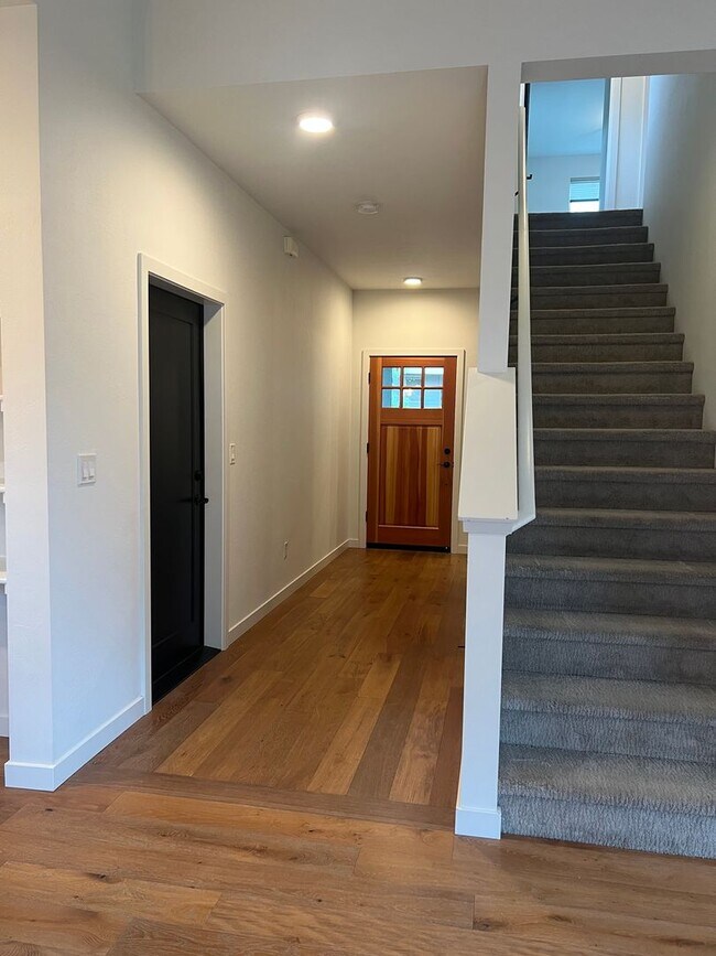 Foto del edificio - Contemporary 3/2.5 Talent home in Central Location | Available Now