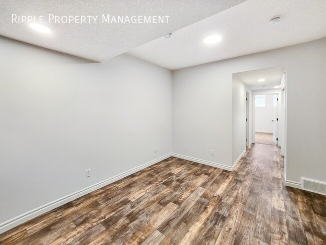 Building Photo - AMAZING 2 BEDS/ 1 BATHS LOWER UNIT ONLY!