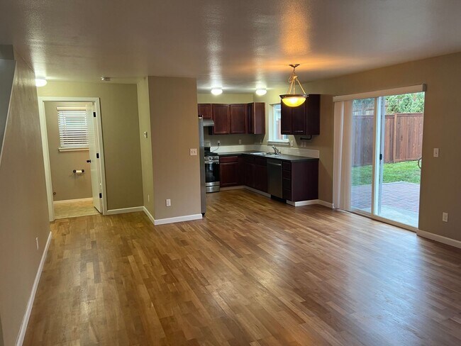 Building Photo - Move in Ready Now