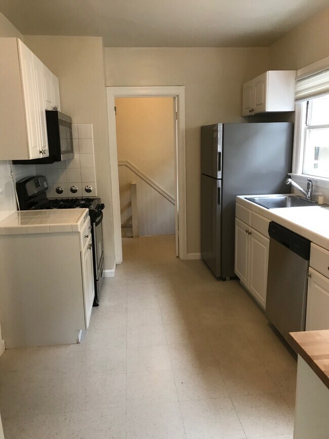 Building Photo - 560 Magellan Ave