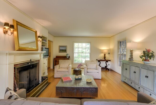 Building Photo - Beautiful Dream Home in the Southwest Hills! Call now to live amongst the trees!