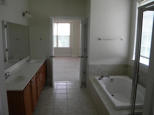 Foto del edificio - Luxury Gated Condo Complex with pool