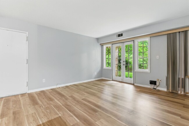 Building Photo - Updated Condo with Community Amenities