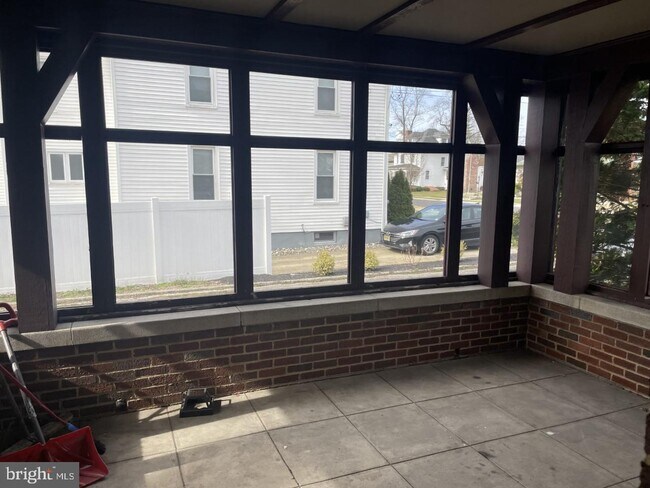 Building Photo - 218 Grape St