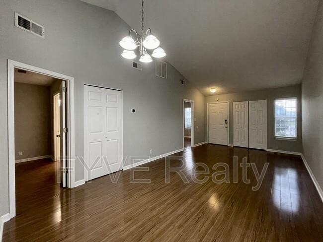 Foto del edificio - 211 White Oak Ct