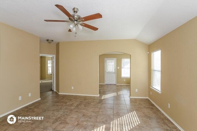 Building Photo - 10358 Oakwood Crest, San Antonio, TX 78245