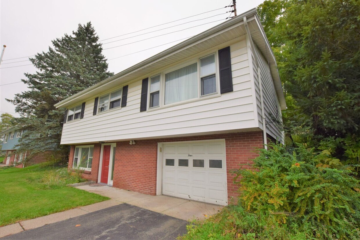 Primary Photo - Bright 3 Bedroom with Bonus Room Walking t...