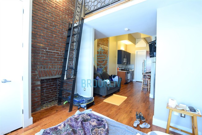 Building Photo - Studio, 1 bath Apartment - 215 Marion St 3A