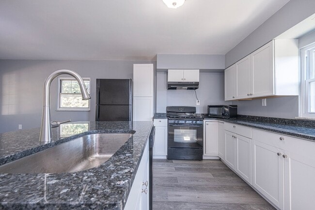 Building Photo - Spacious 4 Bedroom 2.5 Bath Home For Rent