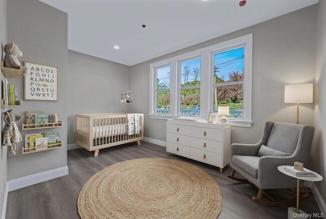 Building Photo - 110 School St