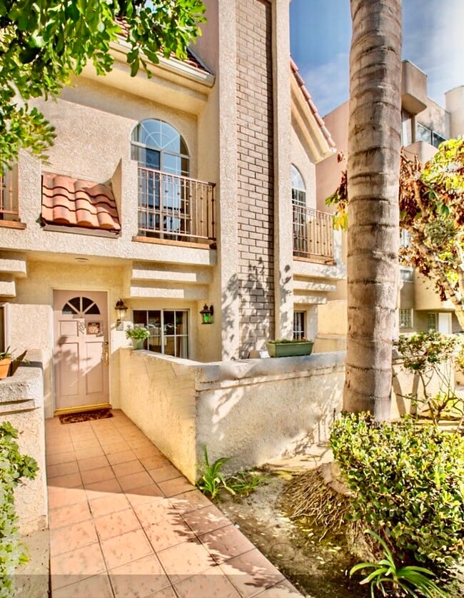 Front of Townhouse, entry - 4444 Moorpark Way