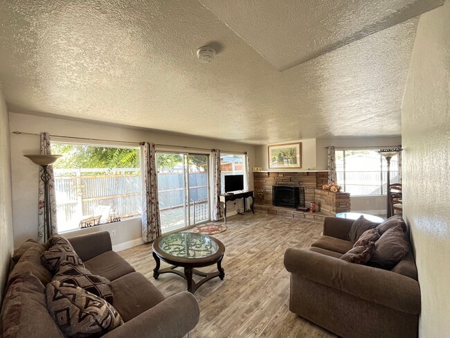 Building Photo - Nice updated Home Close to Atascadero City...