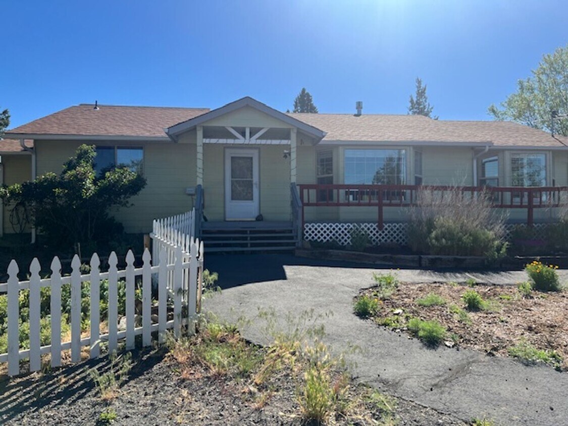 Primary Photo - Serene & Spacious 4 bedroom on An Acre of ...