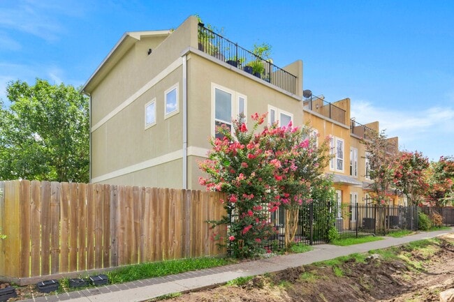 Building Photo - Luxury & Location: Spacious Home Minutes f...