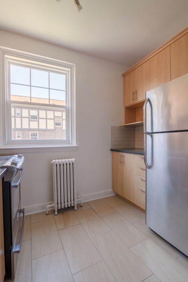 Photo du bâtiment - 4715 Chem. Queen Mary