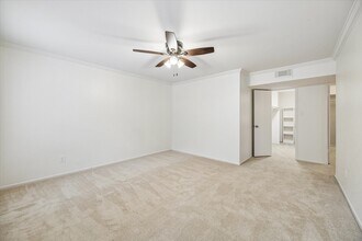 Building Photo - 357 N Post Oak Ln