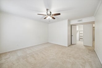 Building Photo - 357 N Post Oak Ln