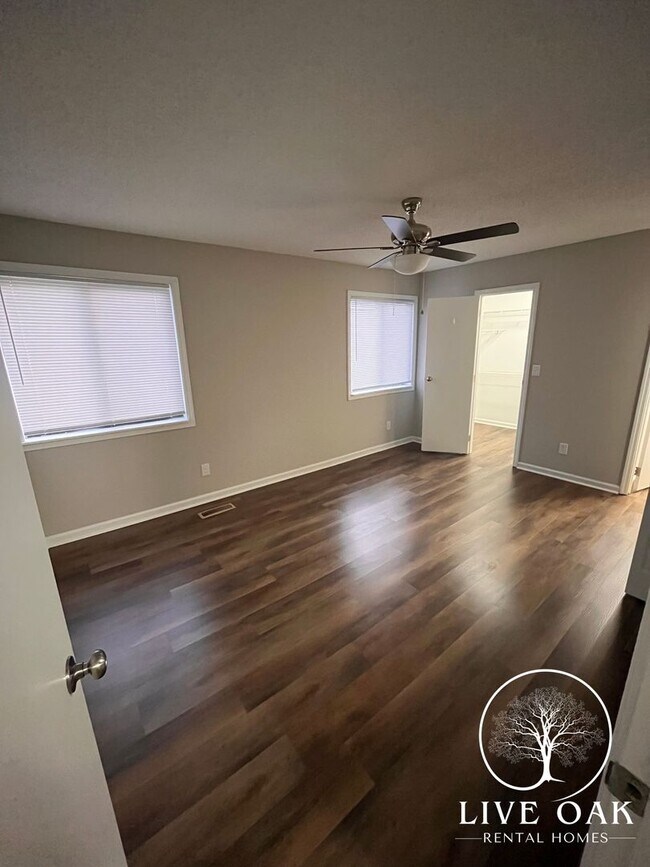 Building Photo - 912 Pineland Ave