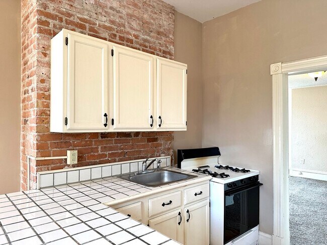 Foto del edificio - AVAILABLE SEPTEMBER - Charming 1 Bed 1 Bat...
