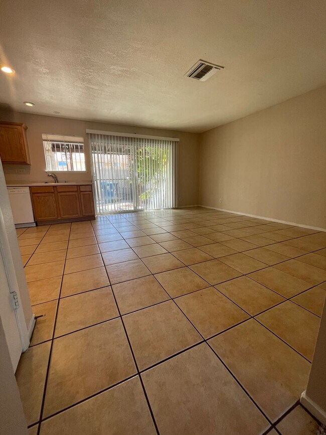Foto del edificio - 3 BEDROOM TWO STORY Las Vegas Townhome