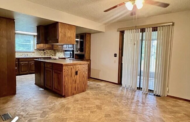 Building Photo - "Charming 3-Bedroom Haven with 2 Baths and 2350 Sq. Ft. of Spacious Living in Springdale!"