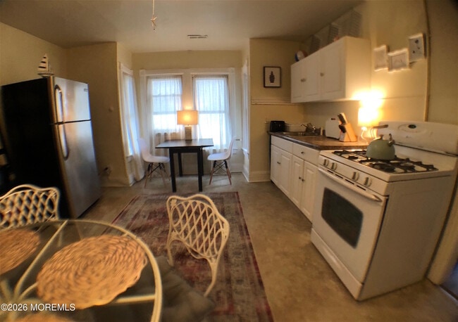 Building Photo - 610 1st Ave