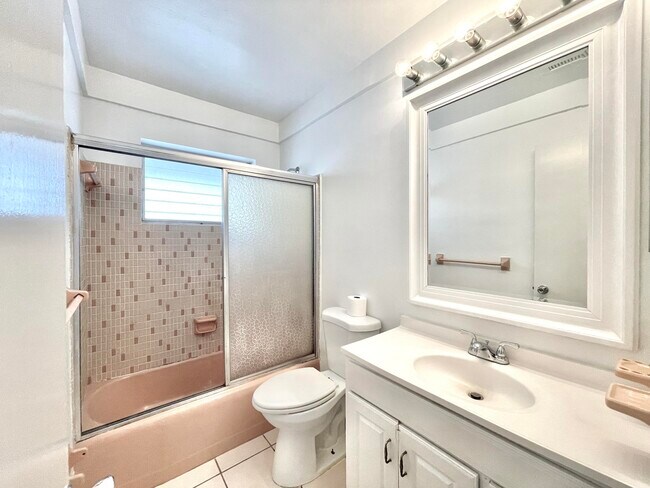 Building Photo - 1021 Crystal Lake Dr