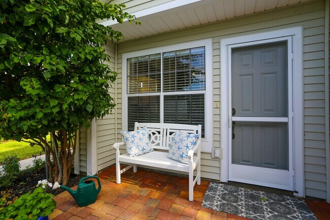 Foto del edificio - ***FULLY FURNISHED ANNUAL RENTAL***KINGS LAKE - 2 BED / 2 BATH***GARAGE***LAKE / PRESERVE VIEWS**...