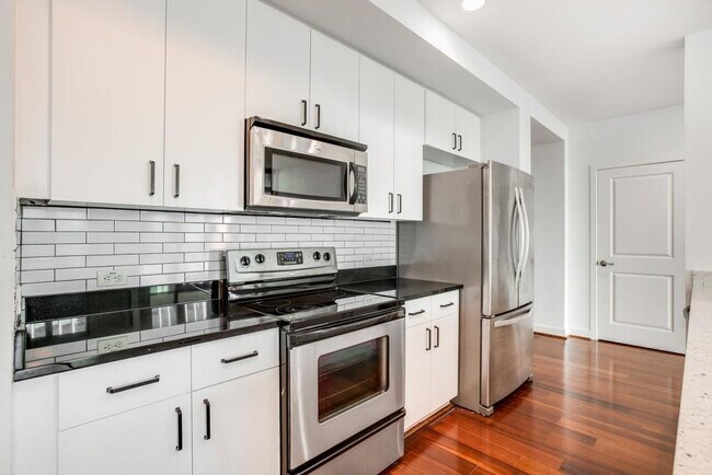 Building Photo - 565 Peachtree St NE
