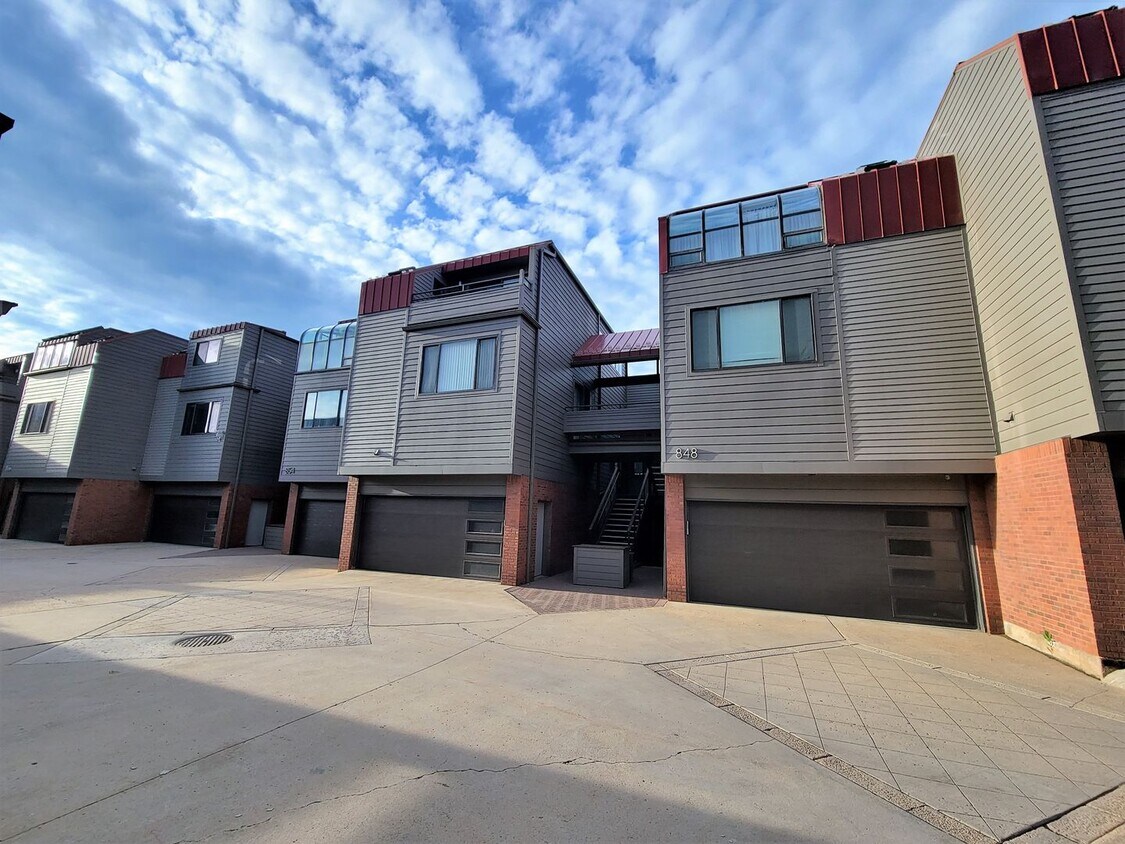 Primary Photo - Newly renovated 2-bed, 2-bath condo in Wes...