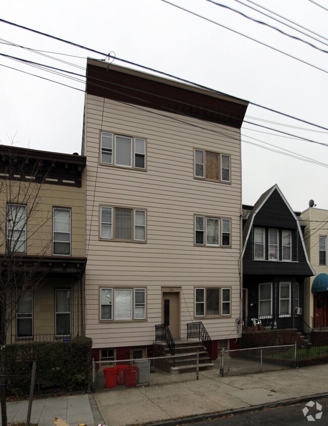 Primary Photo - 336 New York Ave