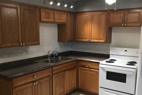 Kitchen - 485 Sunnyside St SW
