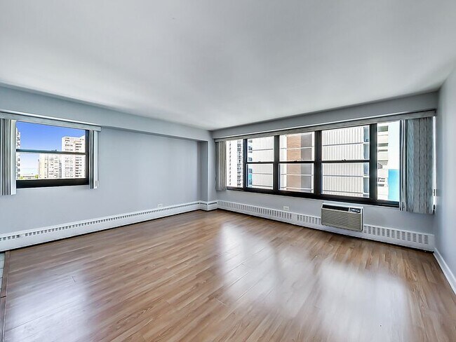 Living Room - 6030 N Sheridan Rd