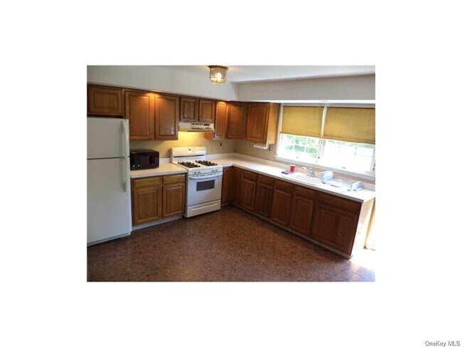 Foto del edificio - 12 Strawtown Rd