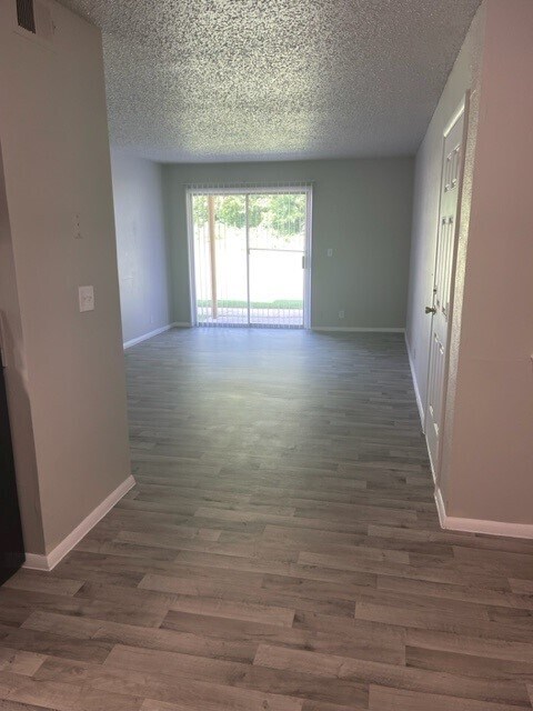 Sala de estar - The Village Apartments