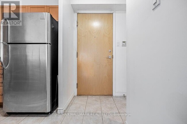 Building Photo - 600 Queens Quay W