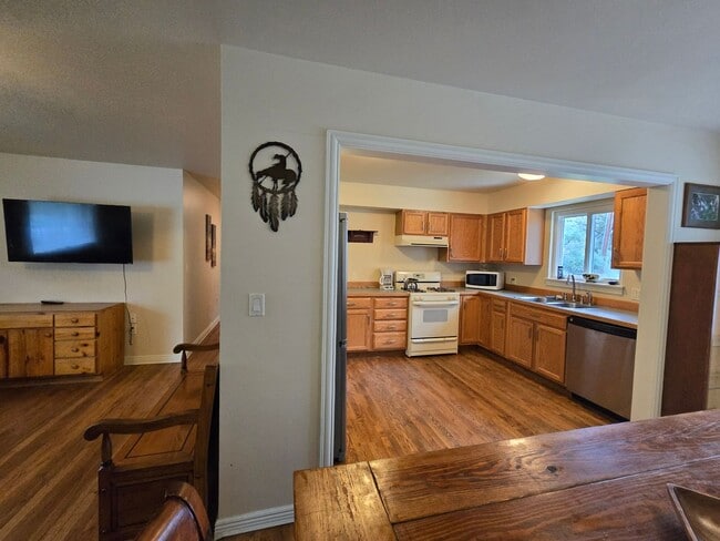 Building Photo - *Fully Furnished 3Bd/1Bath W/Single Car Ga...