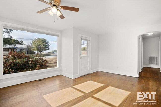 Foto del edificio - 3 Bedroom/1 Bathroom Brick Ranch For Rent