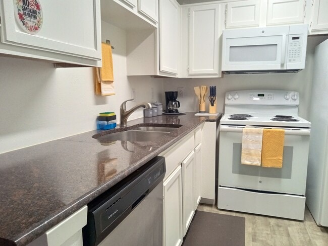 Building Photo - 18333 Roehampton Dr